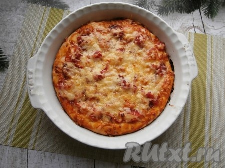 Пиццу с колбасой, солёными помидорами и сыром отправить в разогретую до 230 градусов духовку на 15 минут.