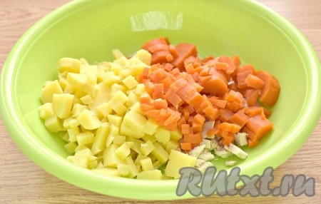 Картофель и морковку тоже нарезаем на мелкие кубики, перекладываем в миску с курицей. Вообще, стараемся, чтобы все ингредиенты для салата "Столичный" были нарезаны, примерно, одинаково.