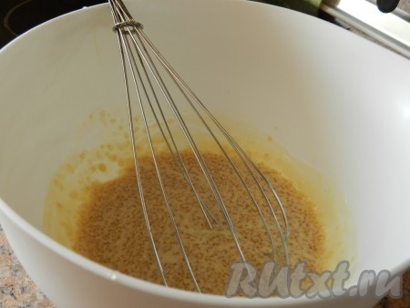 Сливочное масло растопить, соединить с коричневым сахаром и медом.
