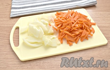 Очищаем морковку и лук. Нарезаем морковь на средние кусочки. Луковицу нарезаем полукольцами или четверть кольцами.