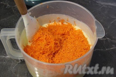 Добавить в тесто натёртую морковь.