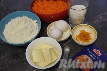 Подготовить продукты для приготовления морковных маффинов. Морковь почистить и натереть на мелкой тёрке, нам понадобится 200 грамм натёртой морковки. Апельсин вымыть и снять с него цедру (снимая цедру, не затрагивайте находящийся под ней белый слой). Нам понадобятся 1-2 чайные ложки цедры. Если нет апельсина, то можно приготовить и без цедры.