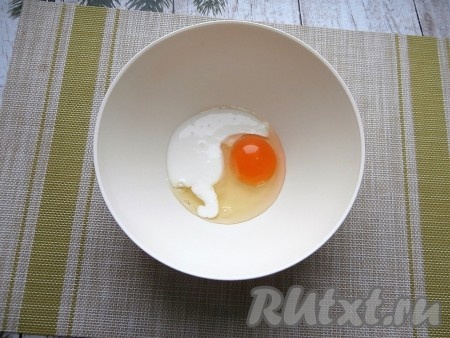 Сырое яйцо разбить в миску, добавить кефир.