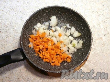 Очистить морковку, чеснок и лук. Морковку нарезать кубиками, лук - небольшими кусочками и выложить эти овощи в сковороду с растительным маслом, обжарить на среднем огне, помешивая, минуты 3-4.