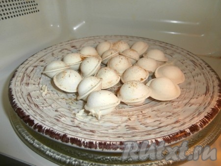 Поместить тарелку с пельменями в микроволновку, накрыть их крышкой, готовить 2 минуты при мощности 750 Ватт.