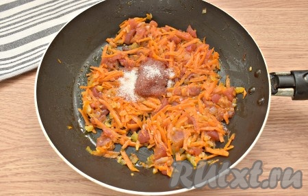 На сковороду к овощам добавляем томатную пасту и сахар (сахар поможет сбалансировать вкус), перемешиваем и томим зажарку на малом огне 3 минуты.