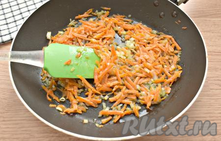 Перекладываем морковь и лук в сковороду, уже прогретую с растительным маслом. Помешивая, обжариваем овощи на среднем огне минут 5-6.