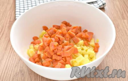 На мелкие кубики нарезаем и морковку, перекладываем к картошке.