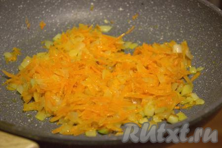 Затем в сковороду к луку выложить морковку и обжаривать овощи минут 5-7, помешивая, затем снять с огня и дать полностью остыть.