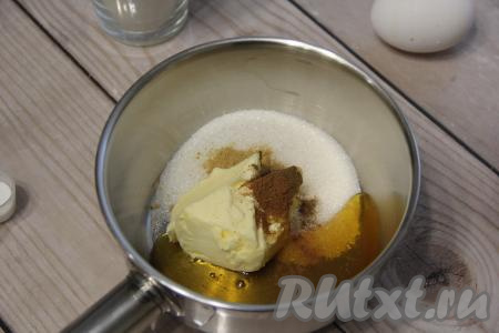 Всыпать молотый сушёный имбирь и корицу, добавить щепотку мускатного ореха.