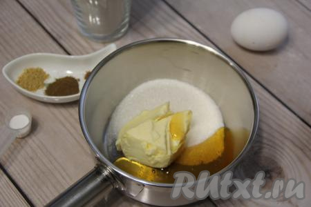 В сотейник выложить сахар, мёд и сливочное масло.