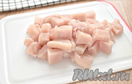 Филе (или мясо, срезанное, например, с куриных бёдер, голеней) нарезаем на средние кусочки.