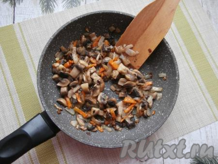 Обжарить шампиньоны с овощами, помешивая, до лёгкой румяности грибов и лука.