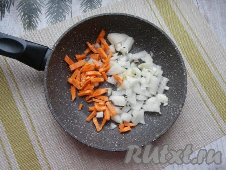 Очищенную луковицу нарезать произвольно. Очищенную половинку морковки нарезать достаточно тонкой соломкой или брусочками. Переложить морковку с луком в сковороду с растительным маслом.