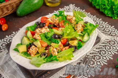 Вкусный, сочный и очень ароматный греческий салат с авокадо подавайте сразу к столу!