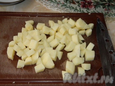 Картофель очистить и нарезать небольшими кубиками. Добавить в суп.