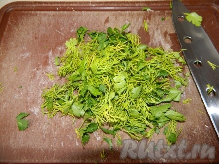 Мелко покрошить зелень и добавить в рассольник с капустой.