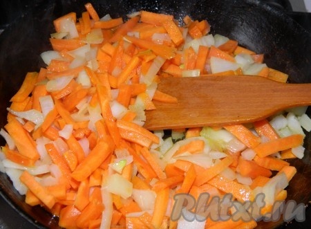 Жарить лук и морковь на растительном масле около 7 минут. 