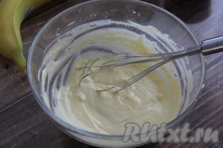Всыпать сахарную пудру, перемешать тесто, оно получится однородным, будет напоминать сметану средней густоты. 