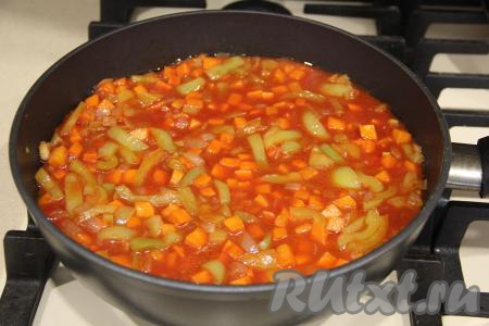 Влить в сковороду горячую воду так, чтобы овощи были перекрыты водой. Дождаться, пока масса закипит и выключить огонь.