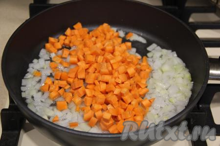 Пока тесто отдыхает, можно приготовить овощную подушку. Одну морковку и одну луковицу очистить, промыть. В сковороду, в которой будем готовить манты, влить растительное масло выложить мелко нарезанный лук. Обжарить лук на среднем огне до прозрачности (на это потребуется 3-4 минуты), помешивая. Затем добавить морковь, нарезанную кубиками.