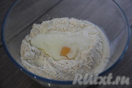 Теперь замесим тесто, для этого нужно просеять в миску муку, добавить 1 чайную ложку соли, сырое яйцо и влить кефир.