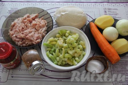 Подготовить продукты для приготовления мантов на овощной подушке на сковороде. Мясо перекрутить на мясорубке и посолить по вкусу.