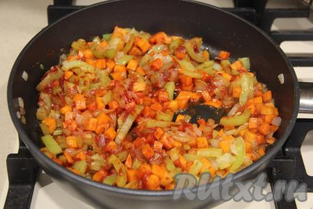 Протушить 5 минут, помешивая время от времени, и добавить томатную пасту. Немного посолить и перемешать.