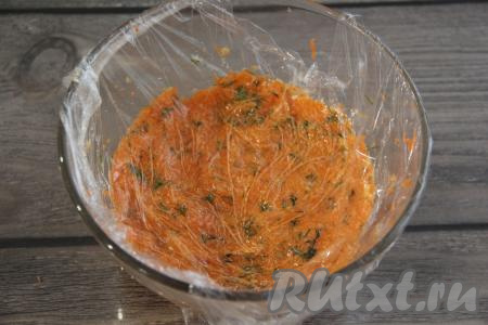 Перемешать морковную массу ложкой (или лопаткой), накрыть пищевой плёнкой так, чтобы плёнка лежала на поверхности морковной массы и оставить на 1 час. Манка за это время набухнет.