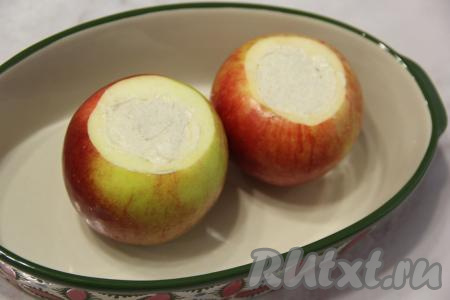 Наполнить лунки в яблоках творожной начинкой. 