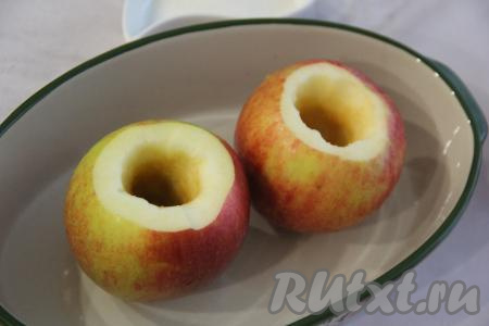 В каждом яблоке ножом сделать углубление, удалив семечки. Насквозь яблоки прорезать не нужно, достаточно просто сделать "лунку". Поставить яблоки в форму для запекания.