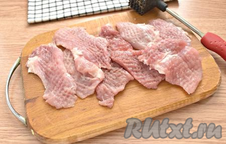 Свинину промываем, обсушиваем, затем нарезаем мясо на пластинки толщиной, примерно, 1 см. Немного отбиваем свиные кусочки, чтобы бефстроганов получился более нежным и мягким.