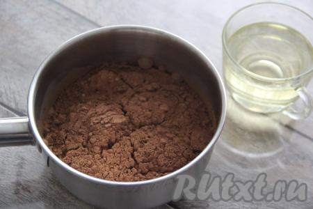 Вначале замесим тесто для бисквита, для этого в сотейник (или миску) нужно влить молоко, растительное масло и всыпать какао.