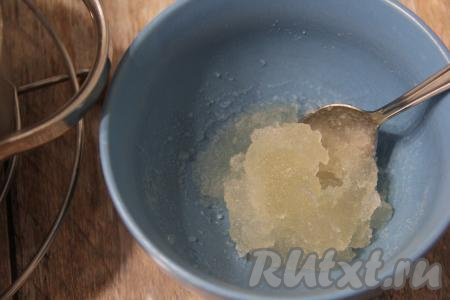 Пока бисквиты остывают, приготовим мусс, для этого желатин нужно залить холодной водой и оставить набухать минут на 10-15.