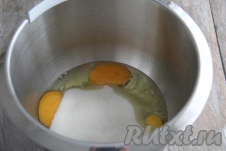 В чашу миксера вбить сырые яйца и добавить сахар.