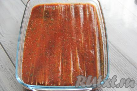 Залить получившимся томатным соусом спагетти. Аккуратно перемешать спагетти, чтобы соус равномерно распределился.