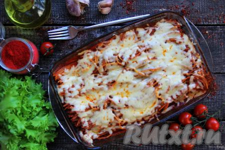 Спагетти в томатном соусе с сыром достать из духовки и разложить по тарелкам.