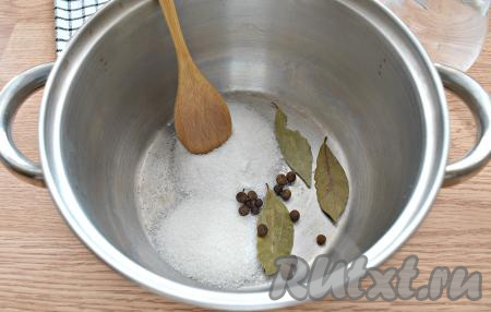 В кастрюлю всыпаем сахар, соль, добавляем перец горошком и лавровые листы, вливаем холодную воду и ставим на огонь.