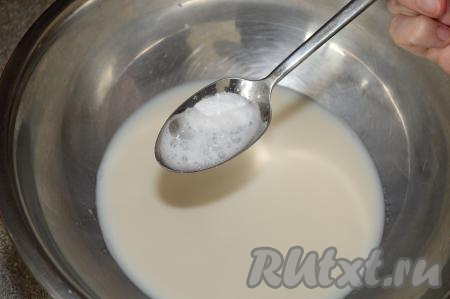 Молоко подогреть до комнатной температуры (я подогрела в микроволновке). Влить молоко в миску, добавить сахар, соль и погашенную уксусом соду, тщательно перемешать ложкой (или венчиком), стараясь чтобы кристаллики соли и сахара растворились.