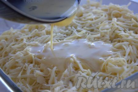 В форму поверх картофеля и сыра равномерно вылить смесь сливок и яиц. 15 грамм сливочного масла тонко нарезать. Разложить кусочки масла в нескольких местах поверх заливки.