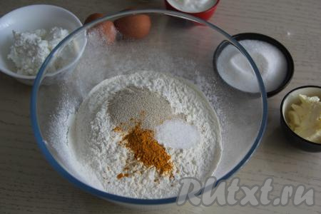 В глубокой миске соединить просеянную муку, дрожжи, куркуму и ванильный сахар, перемешать сухие ингредиенты.