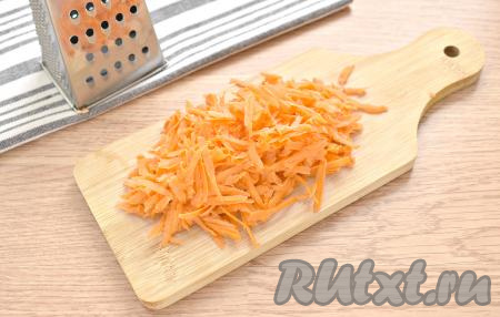 Пока варится суп с рисом и картошкой, нужно очистить и натереть на средней тёрке морковку.