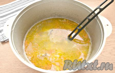 По истечении 15 минут картошка с рисом будут практически готовы, добавляем в суп кусочки курицы и обжаренную морковку, доводим до кипения, а затем провариваем минут 5-7 на небольшом огне.
