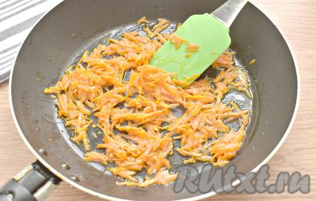 На сковороде разогреваем растительное масло, затем выкладываем натёртую морковку и обжариваем её на умеренном огне, периодически перемешивая, до мягкости (5-6 минут).