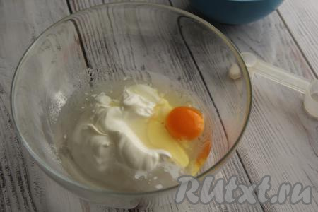 В миске соединить сметану, воду, сырое яйцо, соль и сахар.