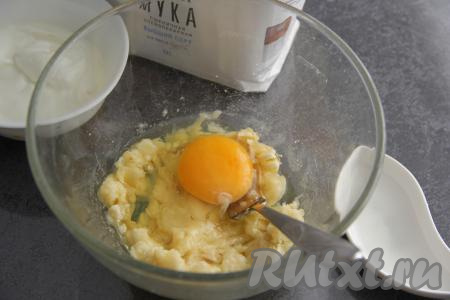 Размять банан с сахаром вилкой и добавить сырое яйцо.