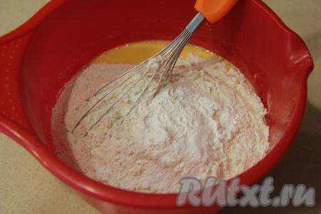 Всыпать соль, ванилин и разрыхлитель, постепенно добавить муку, перемешивая тесто для вафель венчиком.