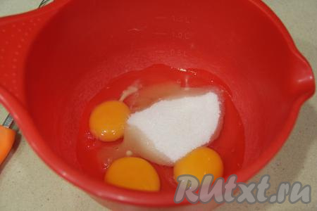 В глубокую миску вбить яйца, всыпать сахар и перемешать венчиком.