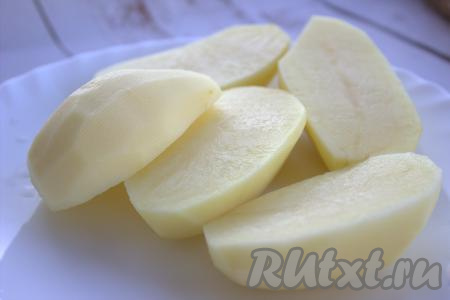 Лучше всего для этого рецепта подойдут картофелины среднего или крупного размера, желательно, чтобы клубни были, примерно, одинаковыми. Картофель вымыть, очистить от кожуры и разрезать каждую картофелину на две половинки.