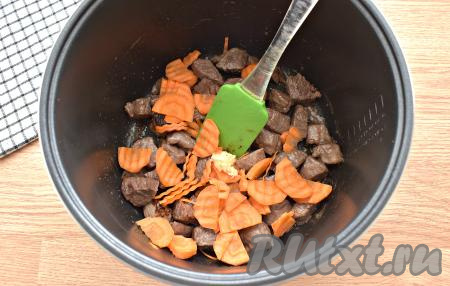 Морковь и зубчик чеснока очищаем. К обжаренным кусочкам говядины добавляем нарезанную на полукружочки морковку и натёртый на мелкой тёрке зубчик чеснока, перемешиваем, обжариваем минуты 2-3.